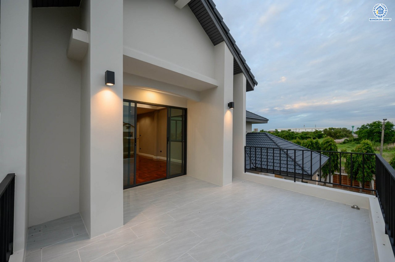 บ้านเดี่ยวฟิลคฤหาสน์มือสองตกแต่งใหม่ แบรนด์ LH ดีไซน์สุดหรูหรา โครงการ ลดาวัลย์ ปิ่นเกล้า เนื้อที่ 214 ตร.ว. บนพื้นที่ใช้สอยถึง 553.48 ตร.ม. ฟังก์ชันจัดเต็ม 4 ห้องนอน 5 ห้องน้ำ 1 ห้องอเนกประสงค์ 1 ห้องแม่บ้าน จอดรถได้ถึง 2 คัน ทำเลติดถนนบรมราชชนนี เชื่อมต่อหลายเส้นทาง ใกล้มหาวิทยาลัยมหิดล และเซ็นทรัลศาลายา